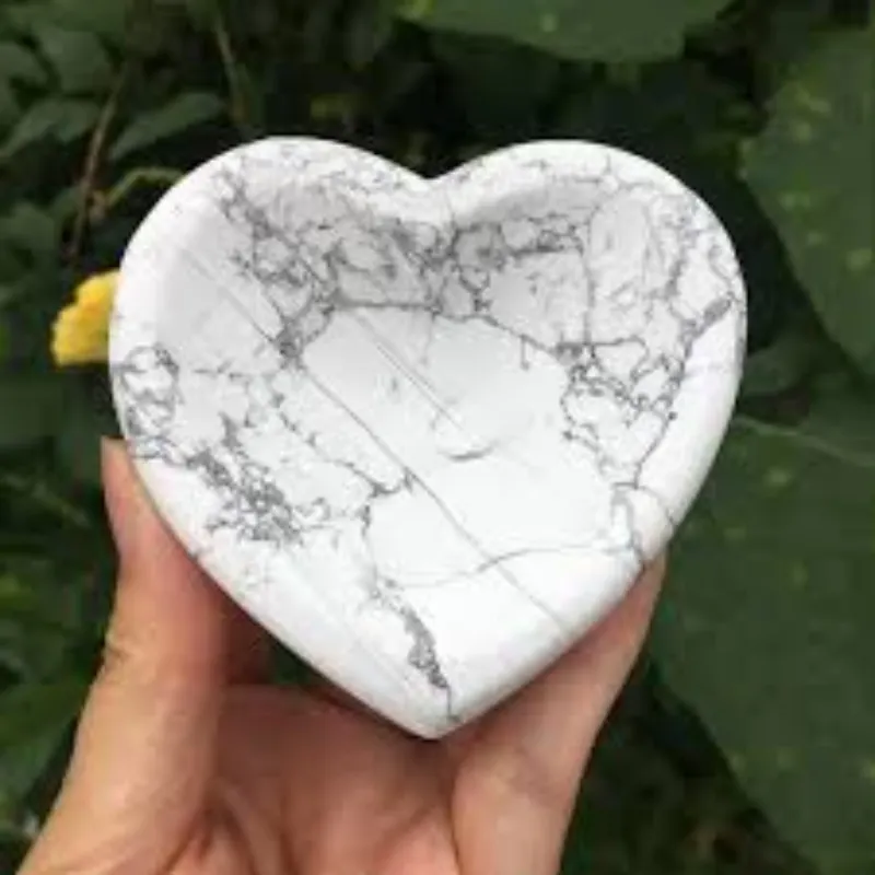Pierre précieuse blanche Howlite coeur forme bol cristal artisanat pierres naturelles sculptées à la main cuisine Table décoration Reiki roches bol