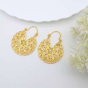 Boucles d'oreilles créoles florales bohèmes ethniques en laiton pour femmes, plaqué or 18 carats, bijoux mandala, vente en gros - Product Image 3