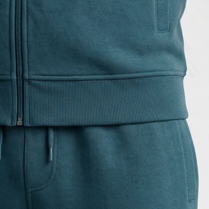 Tenue sportive élégante et stylée, fermeture éclair, idéale pour les hommes actifs, les routines quotidiennes à la salle de sport, la mode décontractée de rue, look de survêtement, vêtements de sport - Product Image 5