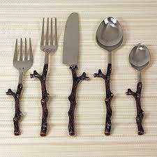 Magnifique ensemble de couverts arc-en-ciel avec une construction en acier durable et des tons vibrants rehaussant les repas quotidiens et les dîners festifs - Product Image 5