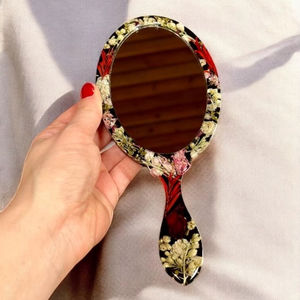 Miroir à main en résine avec finition lisse et brillante, parfait pour un usage quotidien, le maquillage ou des fins décoratives, ajoutant une touche élégante - Product Image 1