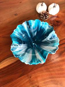 Bol en résine de qualité supérieure au design multicolore pour offrir ou comme pièce décorative pour les décors de maison festifs et saisonniers - Product Image 5