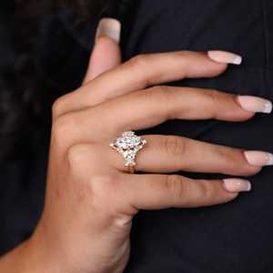 แหวนหมั้นเพชรทรงมาร์คีส์ลายดอกไม้สไตล์วินเทจที่เพาะเลี้ยงในห้องปฏิบัติการ - Product Image 1