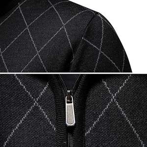 เสื้อถักขนสัตว์แคชเมียร์มีฮู้ดสำหรับผู้ชายเสื้อคาร์ดิแกนผ้าแจ็คการ์ดมีซับในพิมพ์ลาย ODM กันหด - Product Image 4