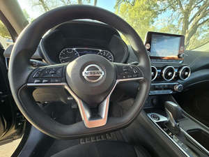 Sièges en cuir Nissan Sentra SV 2023 d'occasion conduite FWD intérieur foncé direction à gauche - Product Image 4