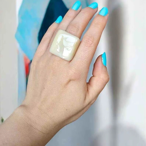 Anneaux en résine acrylique de forme ronde, fabriqués à la main, anneaux d'amour pour femmes, bijoux de fête, vente en gros au meilleur prix - Product Image 1