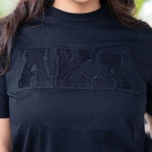 T-shirt nera da sorellanza con Design in ciniglia masterizzato per abbigliamento in cotone greco elegante e confortevole - Product Image 3