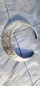 Sautoirs en laiton sur mesure avec motifs floraux gravés, idéaux pour la revente de créateurs de bijoux de mode - Product Image 2