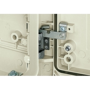 Retenedor de Puerta SCHNEIDER ELECTRIC NSYRETPLA para Equipos Eléctricos de Apertura PLAZ y PLAT-110 - Product Image 1