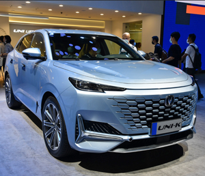 Voiture à essence 2025 d'occasion en excellent état, boîte manuelle, sièges en cuir, intérieur sombre, traction avant, émission VI - Product Image 3