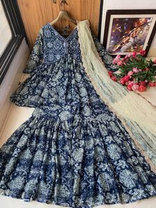 Collection de créateurs exclusifs Vêtements ethniques élégants Vêtements de festival imprimés floraux en rayonne Kurta Kurti Sharara Pantalon Dupatta Set - Product Image 2