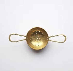 Coladores de té de latón con olla de descanso con mango Artesanía Calidad de lujo Hecho a mano Colador de té de latón de doble hoja - Product Image 1