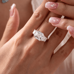 Bague à trois pierres en diamant de laboratoire taille Asscher certifié IGI de 5,00 carats F VVS2 avec pierres latérales trapézoïdales, bague de fiançailles classique - Product Image 4