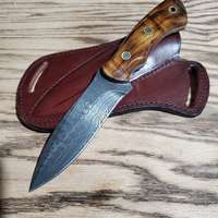 Couteau de chasse à lame en acier damassé fait main avec manche en bois de noyer couteau d'extérieur/de camping personnalisé avec gaine incluse