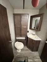 Mini camping-car forestier avec alimentation intégrée et espace de préparation, toilettes portables modernes, évier, miroir et armoire, avec garantie