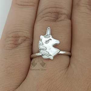 Anillo de Plata Hecho a Mano con Unicornio, Chapado en Oro de 18K, Joyería con Incrustaciones, Anillo de Plata de Ley para Niños, Regalo Único y Mágico - Product Image 4