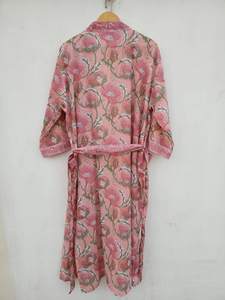 Robe kimono en coton rose clair à motifs floraux, imprimée à la main, élégante, pour se détendre - Product Image 2
