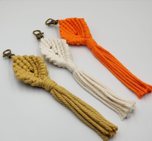 Llavero de macramé hecho a mano en forma de concha, llaveros de macramé hechos a mano, accesorios boho, abalorio para bolso - Product Image 1