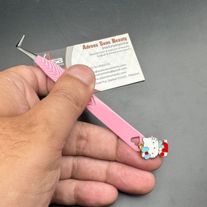 Pince à épiler d'extension de cils professionnelle de haute qualité Logo personnalisé en acier inoxydable 90 45 pince à cils incurvée avec breloque Kitty - Product Image 2