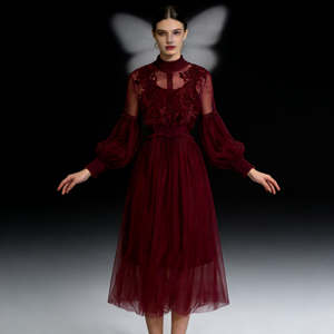 Robe de soirée cocktail élégante pour femme, personnalisable, en maille lavande avec dentelle florale, col montant et manches longues, collection 2026 - Product Image 2