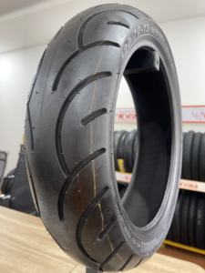 ยางสกู๊ตเตอร์ KUMATIRE K232 แบบร่องโค้ง ให้การควบคุมที่มั่นคงในพื้นเปียก และทนทานต่อการใช้งานในเมือง - Product Image 2