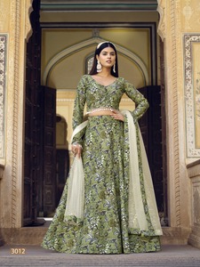 Nouveaux vêtements indiens et pakistanais Fine soie écrasée imprimé fleuri Lehenga avec des accents de dentelle fantaisie et des accessoires de gland ludiques - Product Image 3