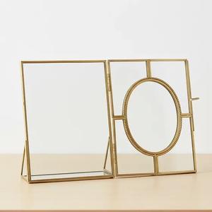 Cadre photo en laiton à double vitrage, simplicité moderne, avec des motifs personnalisés pour la décoration de table à la maison - Product Image 2