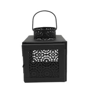 Lanterne en forme de cabane avec poignée et étoile en relief couleur noire bougeoir design de luxe pour dessus de table et décor de noël - Product Image 4