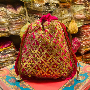 Sac de mariage en soie pour femmes fait à la main Rakhi cadeau pour soeur indien ethnique Potli sac à main de bracelet de mariée sac de mariage fait à la main - Product Image 1