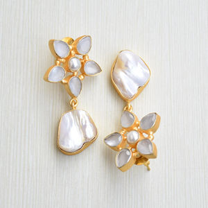 Pendientes de Racimo de Latón Premium, Chapados en Oro, con Perlas, Hechos a Mano, Textura de Latón Mate Semipreciosa, Sin Níquel, Duraderos y de Primera Calidad - Product Image 3