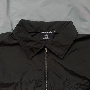 MIXED EMOTION เสื้อยืดแขนสั้นปักลายเพชรพร้อมซิปสีดำ - Product Image 5