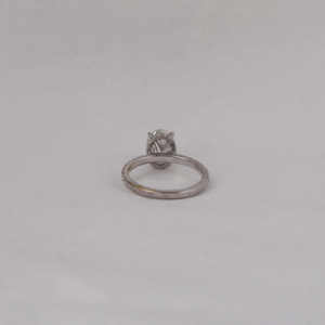 Elegante anillo de compromiso chapado en oro blanco sólido de 18 quilates clásico corte ovalado diamante creado en laboratorio con Halo oculto certificado IGI - Product Image 3