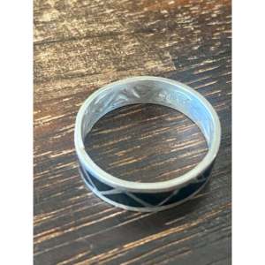 แหวนเงินแท้ฝังหินออนิกซ์ทำมือแบบนาวาโฮ ของสะสมทางวัฒนธรรม ขนาด 5.5 - Product Image 5