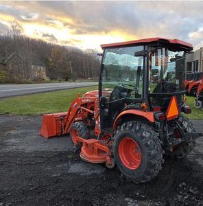 Tracteur compact Kubota LX3310HSDC 4WD 2022 avec 33 CV, 170 heures, cabine, chargeur et tondeuse - Product Image 6