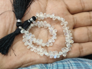 Cuentas facetadas briolette de piedra lunar arcoíris blanco natural 3x5mm forma de gota de lágrima 9 pulgadas hebra larga - Product Image 2