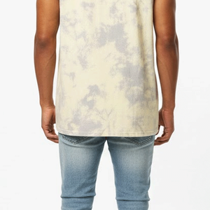 Débardeur sans manches pour homme en crème tie-dye avec inscription « Dream Big » style streetwear décontracté fitness mockup - Product Image 6
