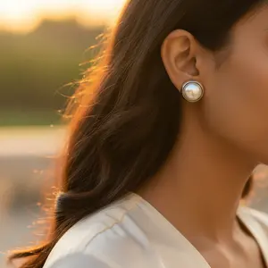 Pendientes Clásicos de Mujer con Baño de Oro de 18K y Diamantes, Diseño Geométrico Moderno para Bodas o Fiestas - Product Image 3