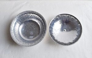 Cacerola de Acero Inoxidable con Relieve Floral y Acabado Plateado con Tapa Decorativa, Perfecta para Servir Comida Caliente y para Uso en la Mesa de Comedor - Product Image 3