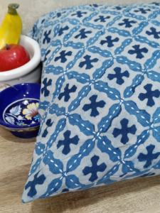 Véritable bloc de main imprimé 100% coton Voile Ozee Kantha avant et arrière coussin et taie d'oreiller ensemble pour un usage domestique - Product Image 2
