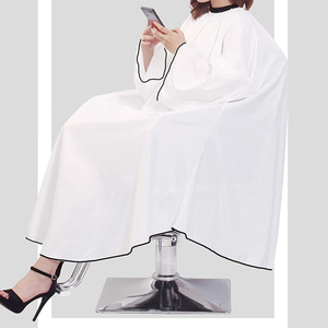 Capa de Peluquería Profesional de Poliéster Blanca con Logotipo Personalizado, Capa de Barbero con Mangas y Logotipo Impreso Personalizado - Product Image 4