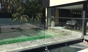 Carreaux de piscine en pierre de basalte vert de Bali, finition polie et brute, revêtement mural et sol - Product Image 2