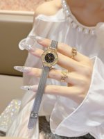 Jam Tangan Link Bracelet Gaya Italia Terlaris, Jam Quartz Model Terbaru untuk Pria dan Wanita, Warna Emas dan Putih, Jam Tangan dengan Pesona Italia