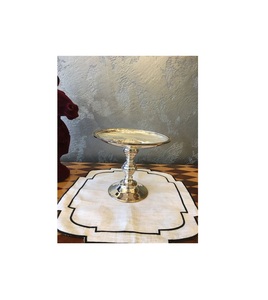 Soporte para Tartas de metal artesanal hecho a mano con un diseño decorativo único para bodas exclusivas de celebridades y vitrinas de diseñadores - Product Image 3
