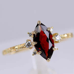 Anillo de compromiso y boda de lujo con granate rojo marquesa y diamantes, piedra lateral de circonita cúbica, engaste de plata 925 con puntas, banda de filigrana moderna - Product Image 2