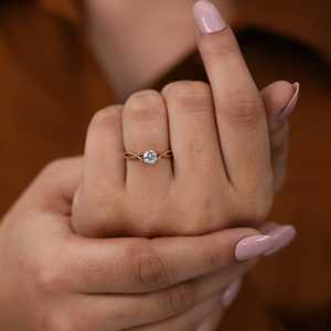 Bague de fiançailles en diamant solitaire rond cultivé en laboratoire avec bande torsadée - Product Image 6