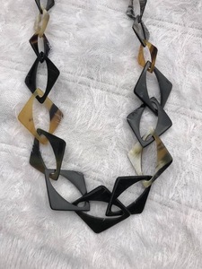 Collar de Lujo Hecho a Mano con Cuerno de Búfalo, Joyería Natural y Sostenible para Mujer, Alta Calidad - Product Image 3