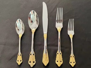 ชุดช้อนส้อมสแตนเลสสีเงิน ดีไซน์ทันสมัย ตกแต่งด้วยสีทอง เหมาะสำหรับงานเลี้ยงครอบครัว งานต้อนรับแขก และงานพิเศษต่างๆ จากประเทศอินเดีย - Product Image 2