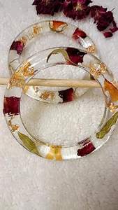 Brazaletes Apilables de Resina con Copos de Oro Cuadrados Transparentes Color Fucsia, Hechos a Mano en India con Patrón de Modelo - Product Image 5