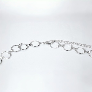 สร้อยคอแฟชั่นสำหรับผู้หญิง ดีไซน์มินิมอล โทนสีเงิน รูปวงกลม - Product Image 3