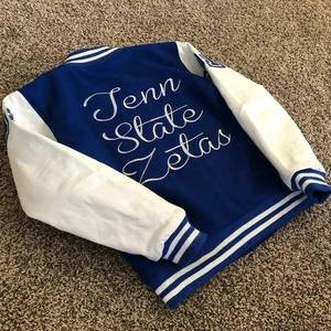 2023 chaqueta informal de lana con letras personalizada para hombre, abrigos universitarios teñidos lisos con cuello vuelto, abrigo de invierno de talla grande unido - Product Image 2